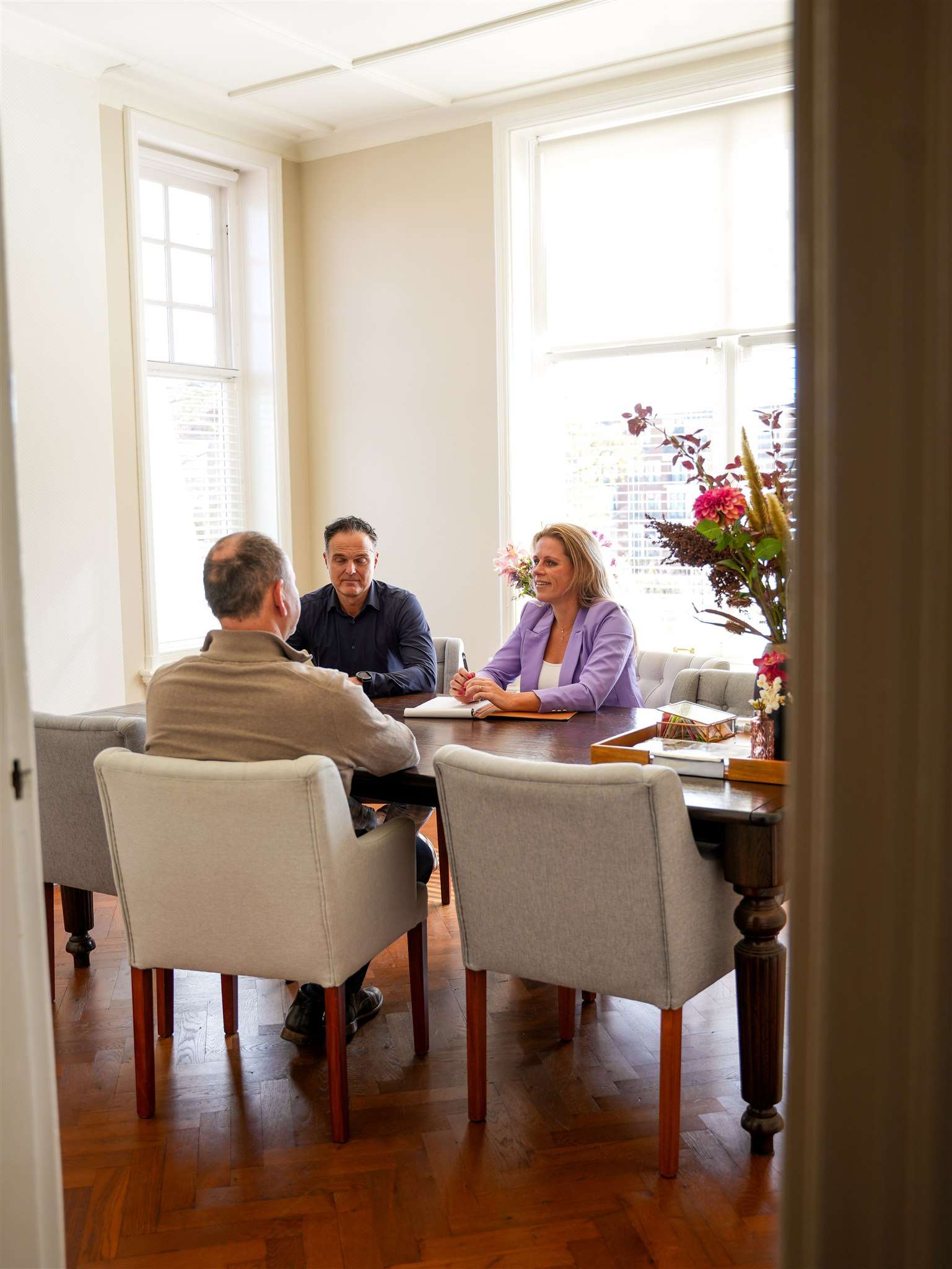 Duisenburgh - Vermogensregie - Gesprek tussen klant en vermogensbeheerder in kantoor